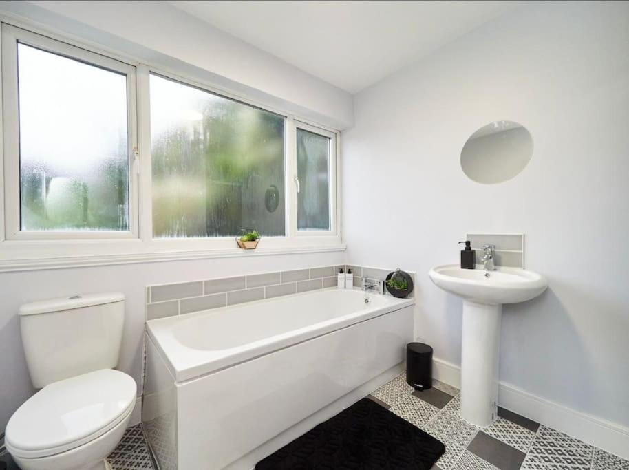 B92-hs2-nec-bhx-contractor's-guests Welcome Holiday home *